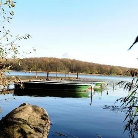 Im Landschaftsschutzgebiet, Mit Dachzimmer Und Terrasse Zum Mit Hauseigenem Bade-steg * Neukloster